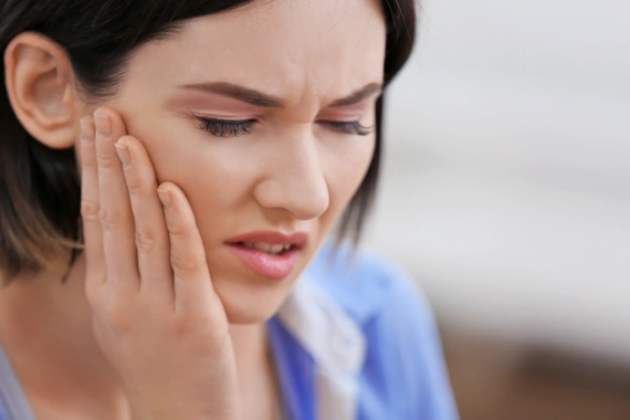 Illustration of the temporomandibular joint anatomy and related issues.